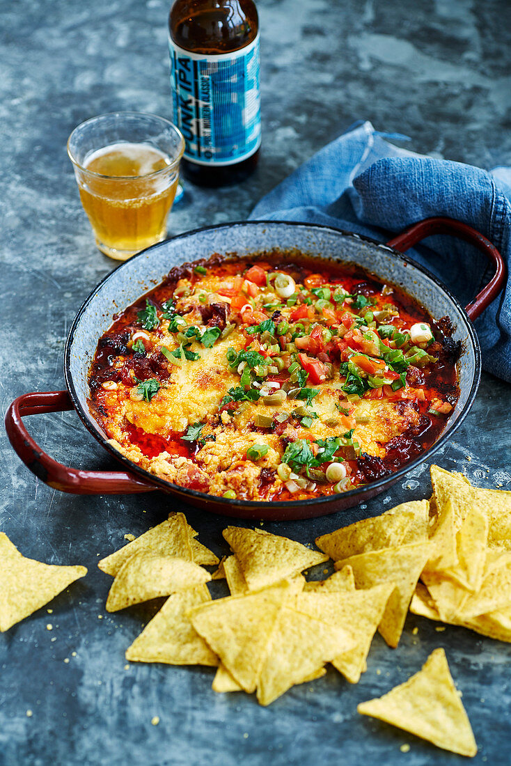 Queso Fundido - geschmolzener Käsedip aus Mexiko mit Tortillachips