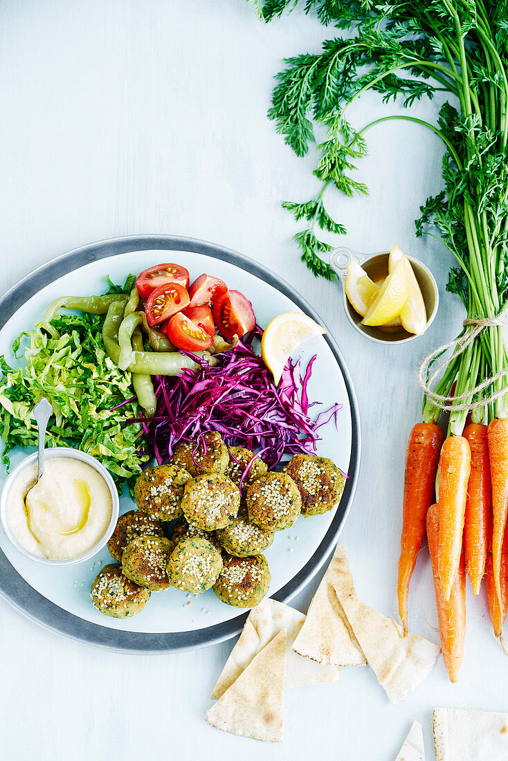 Karotten-Falafel mit Hummus und Gemüsesalat