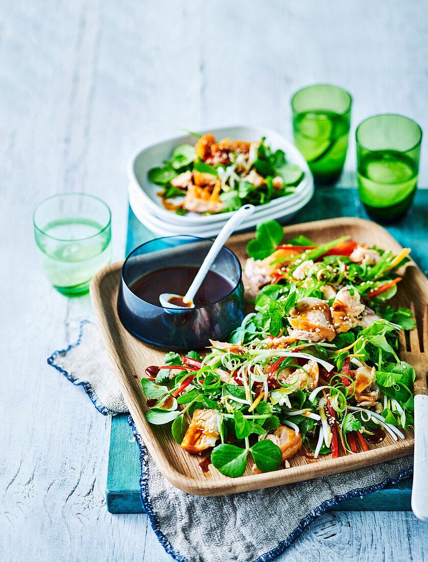 Salat mit heißgeräuchertem Lachs, Sprossen und Sesam