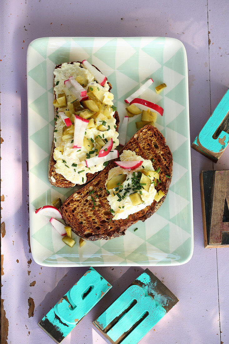 Kartoffelkäse auf gerösteten Brotscheiben