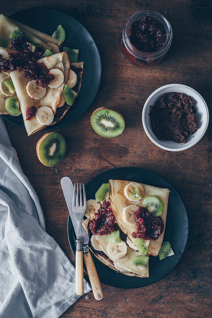 Crepes mit Schokoladenaufstrich, Marmelade und Früchten