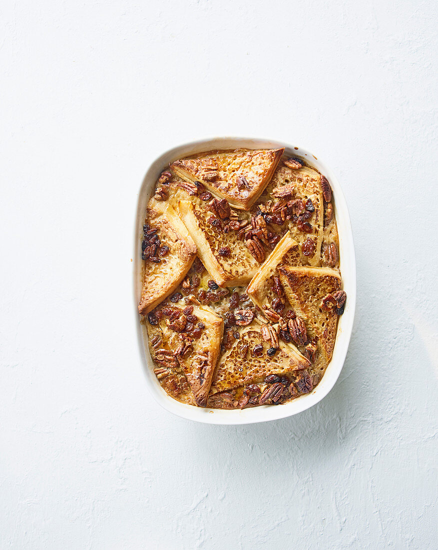 Crumpet Bread And Butter Pudding mit Ahornsirup und Pecannüssen (England)