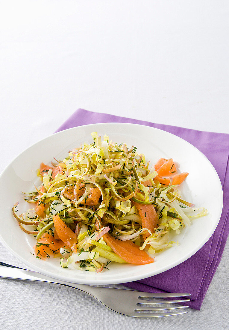 Artischocken-Chicorée-Salat mit Räucherlachs