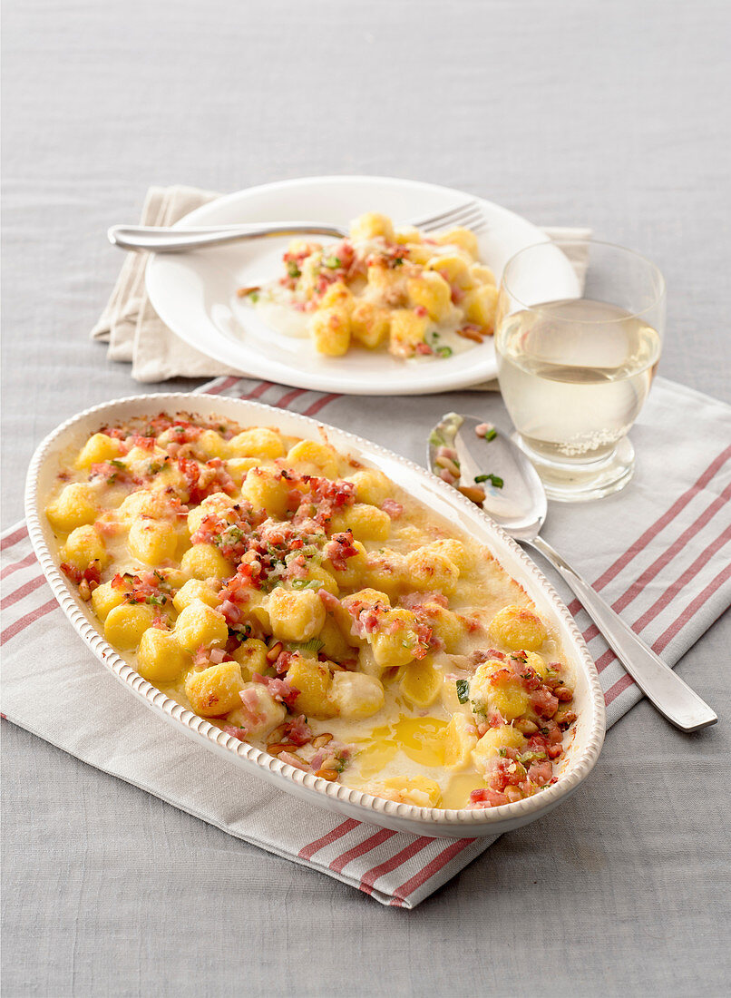 Parmesan-Gnocchi-Gratin mit Schinken und Camembert