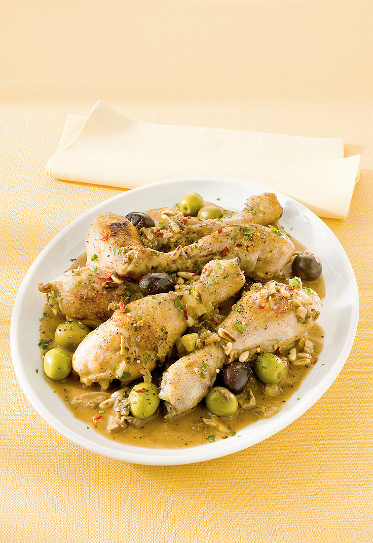 Hähnchen-Unterkeulen in Pilzsauce mit Oliven und Pinienkernen