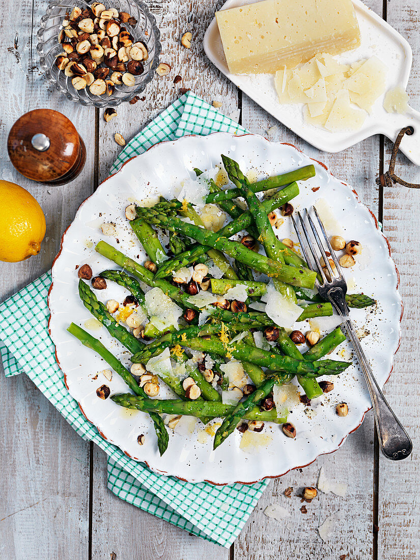 Asparagus with hazelnuts, cheese and lemon
