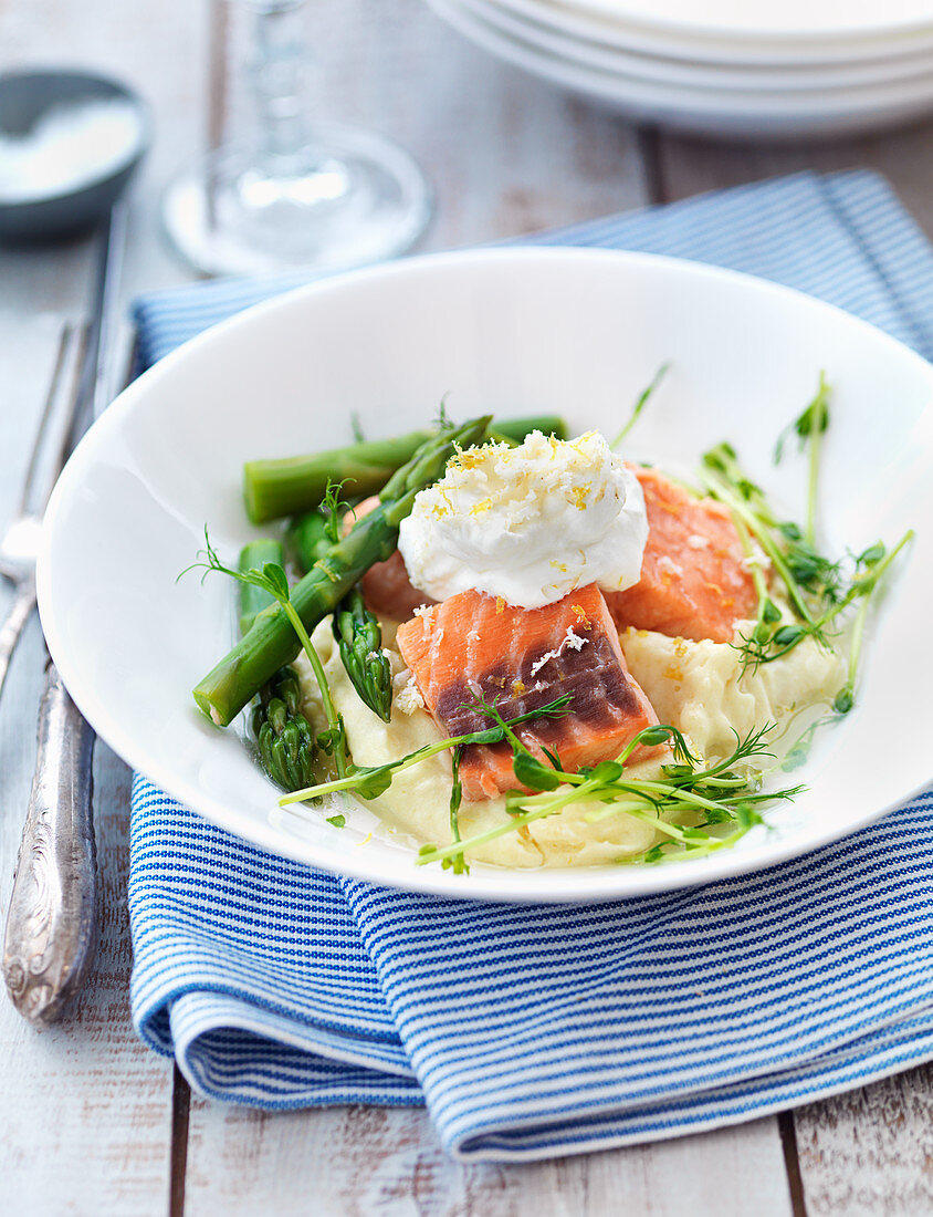 Lachs mit grünem Spargel, Kartoffelpüree und Meerrettich