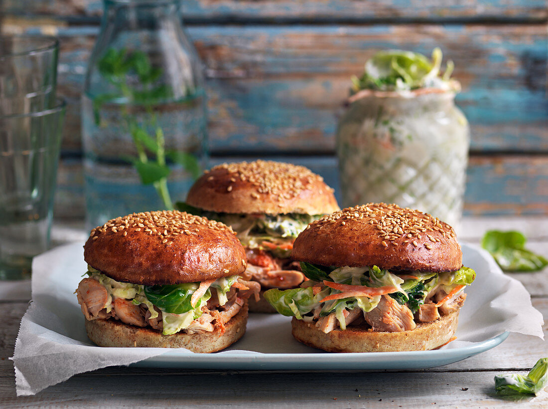 Pulled chicken buns with coleslaw