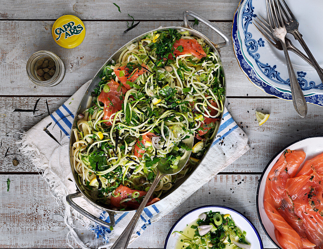 Pasta mit Lachs, Zucchini, Kapern, Zitrone, Kräutern und Lauch