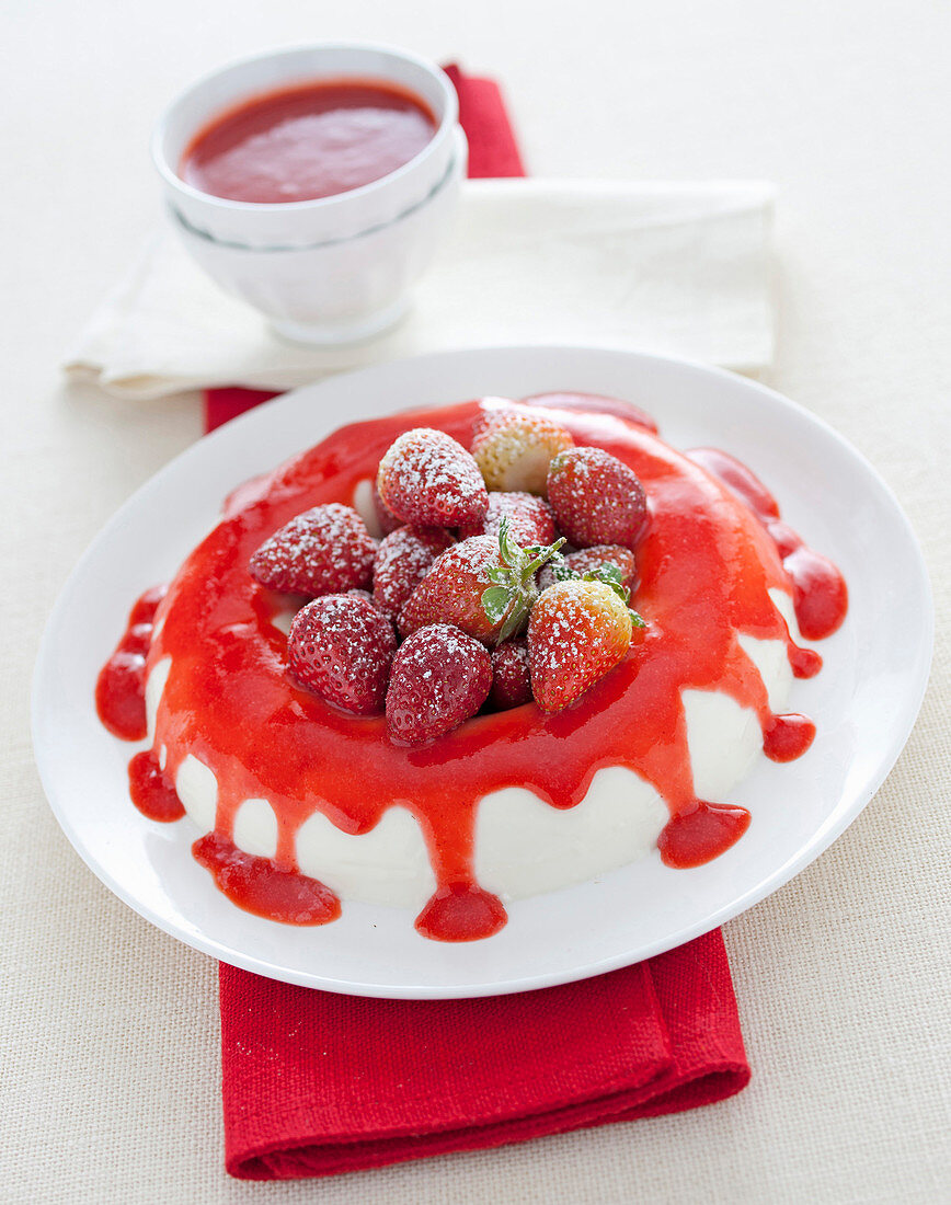 Gestürzte Joghurtcreme mit Erdbeersauce und Erdbeeren