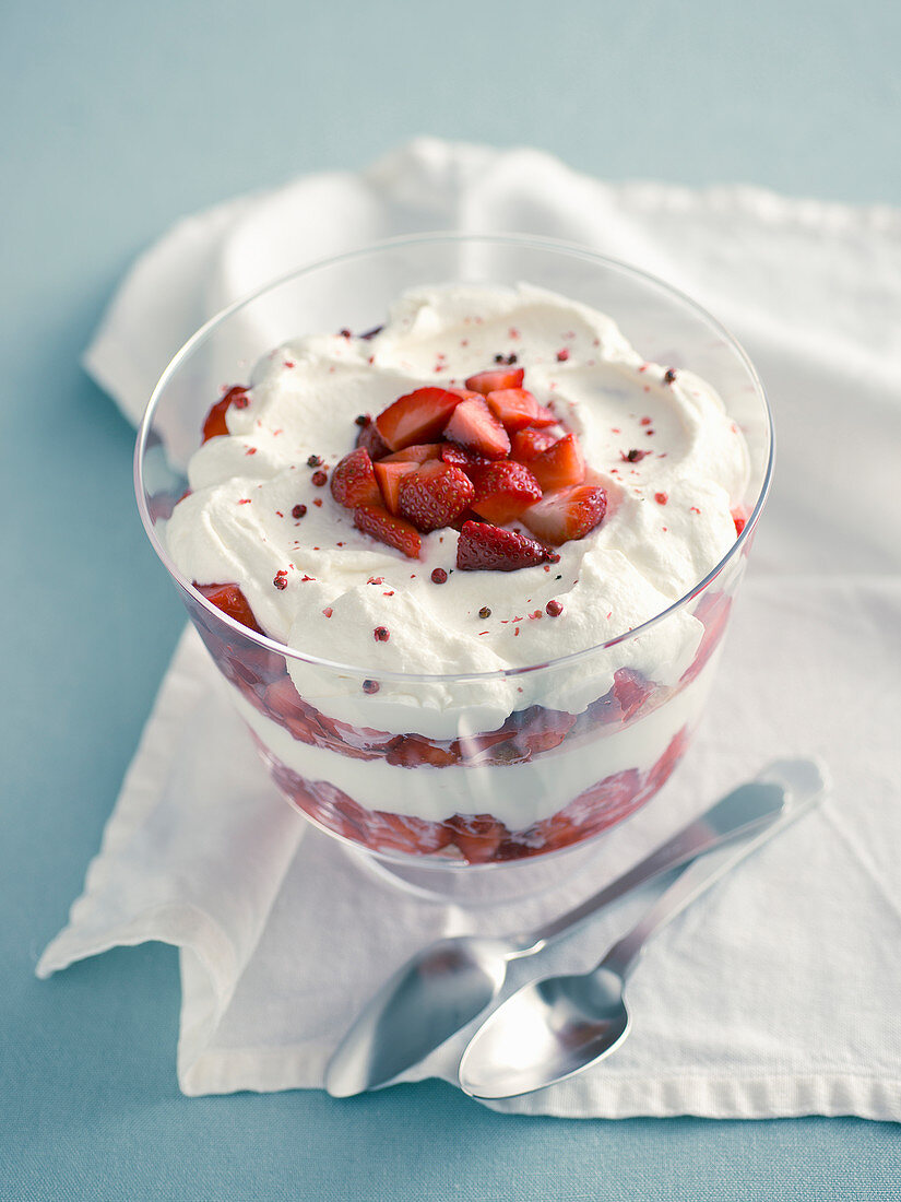 Erdbeer-Trifle mit Ricottacreme und rosa Pfeffer