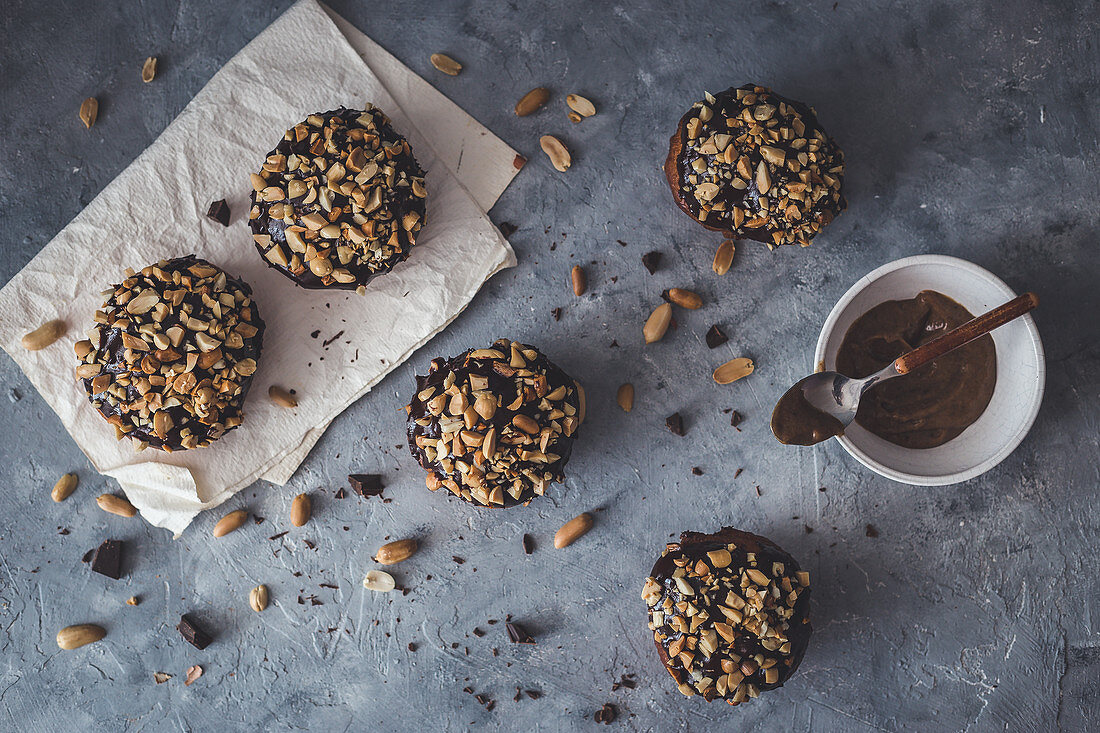 Vegane Donuts mit Karamellfüllung, Schokoladenganache und Erdnüssen