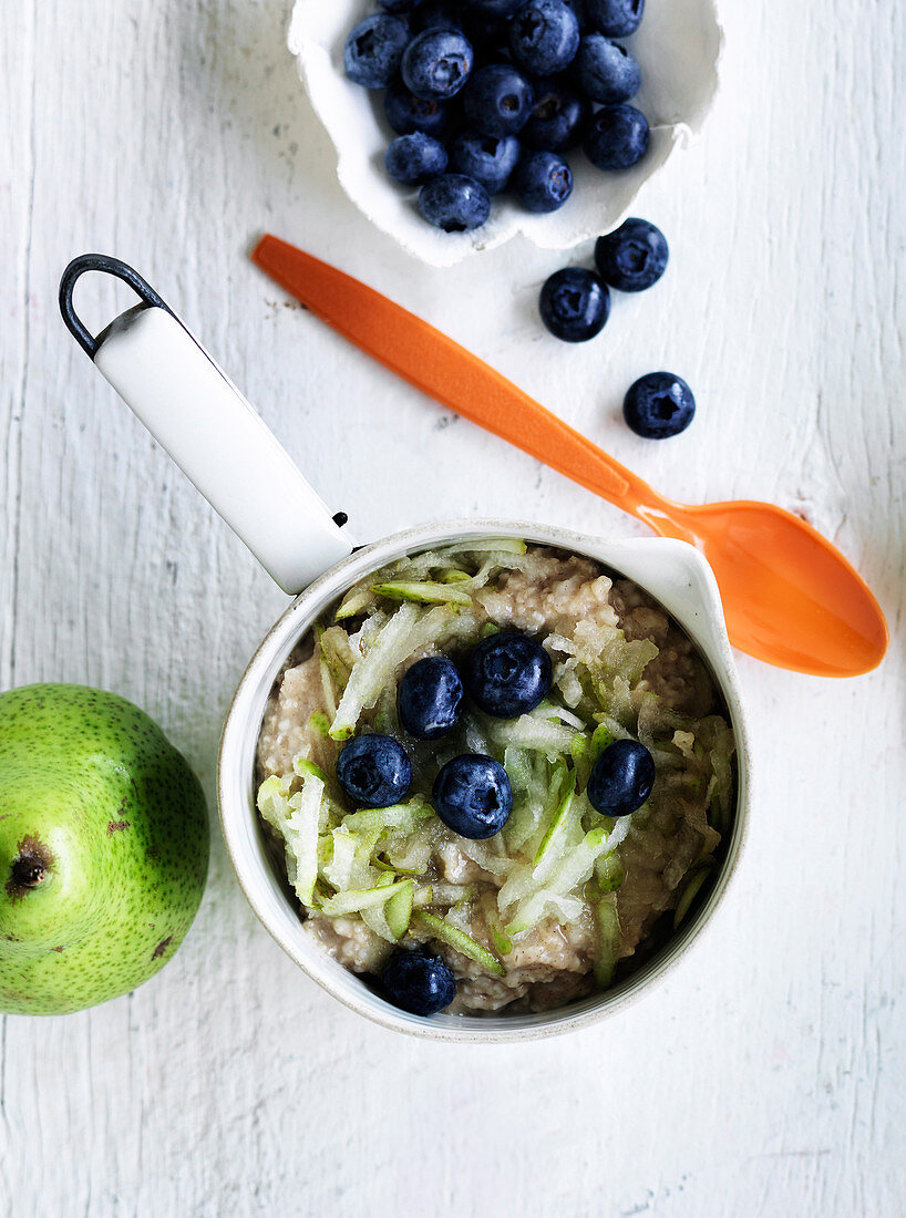 Porridge mit Zimt, Birnen und Heidelbeeren