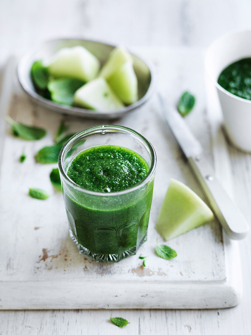 Grüner Smoothie mit Spinat, Apfel und Melone