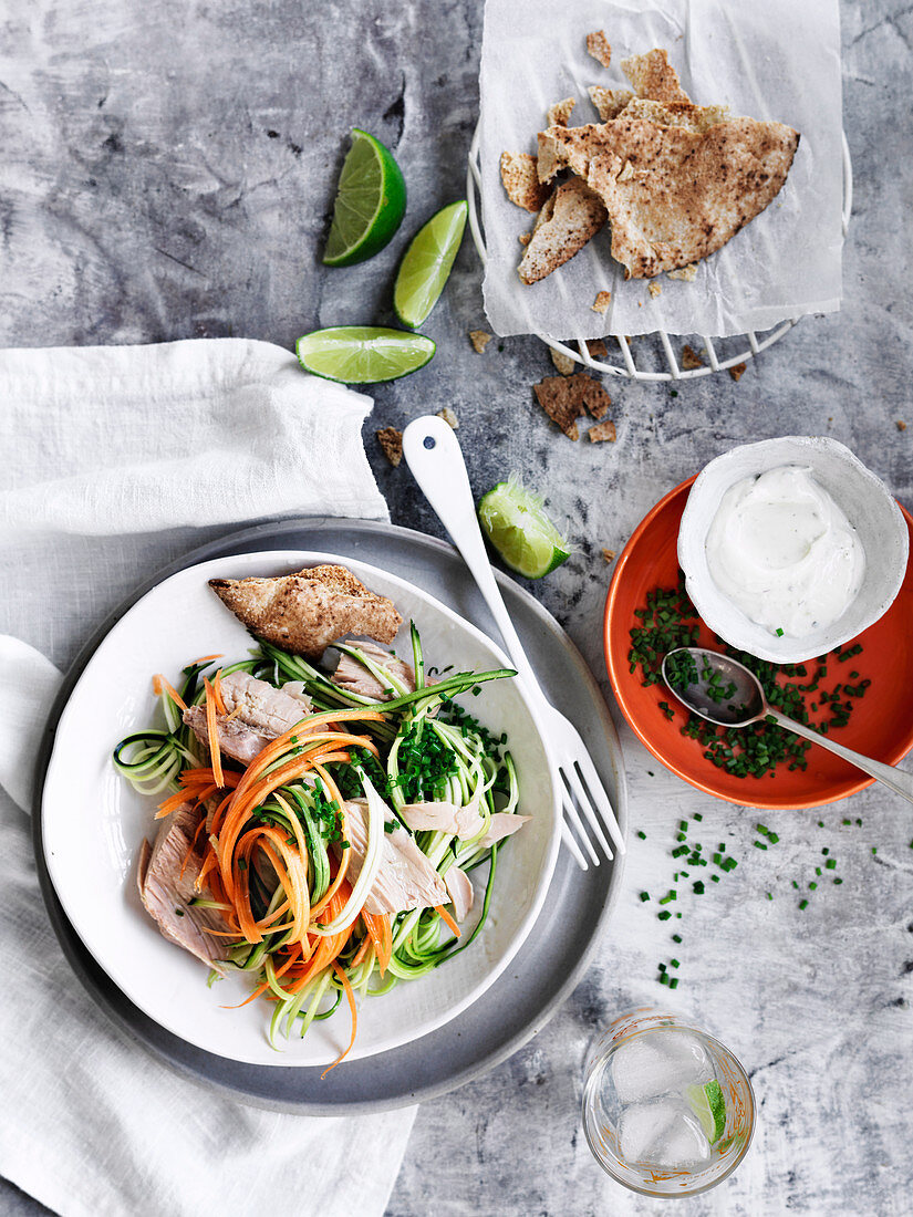 Karotten-Zucchini-Salat mit Thunfisch und Pitachips