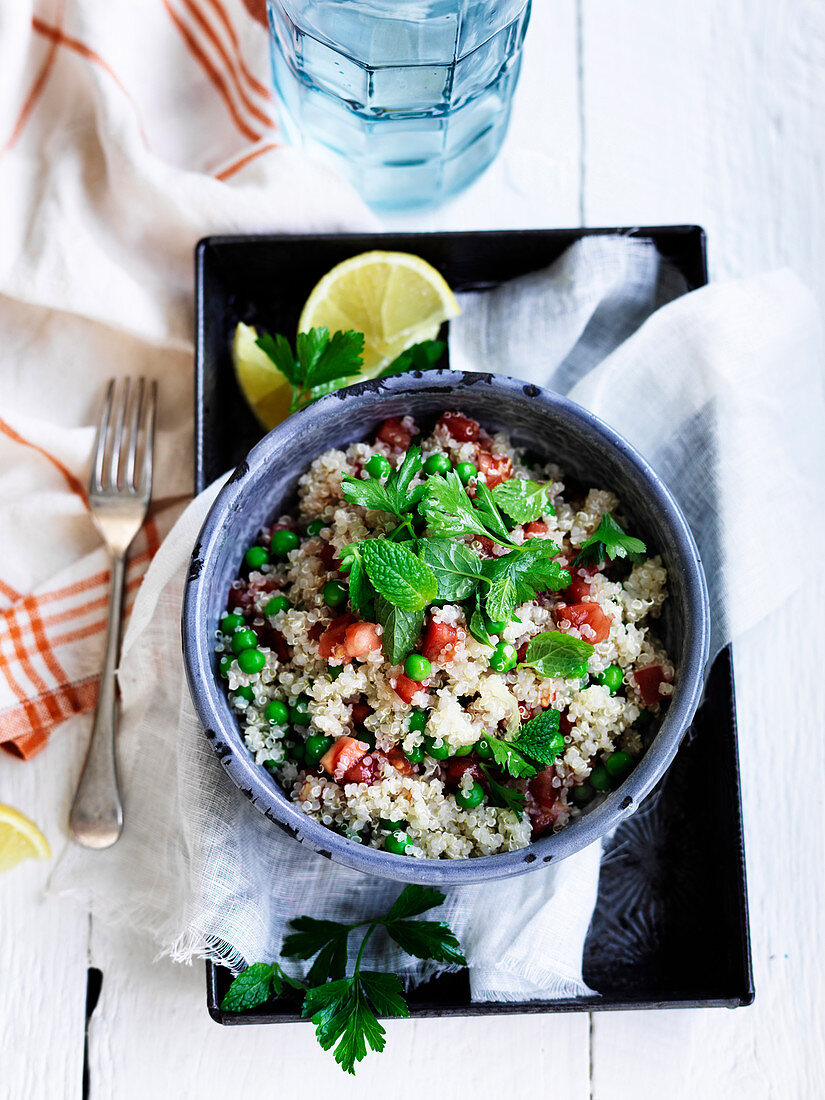 Quinoa-Tabouleh mit Erbsen