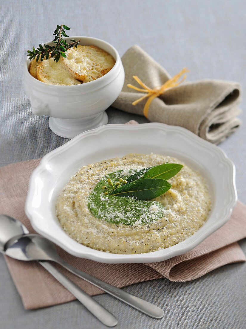 Buchweizen-Polenta mit Spinatcreme und Parmesan