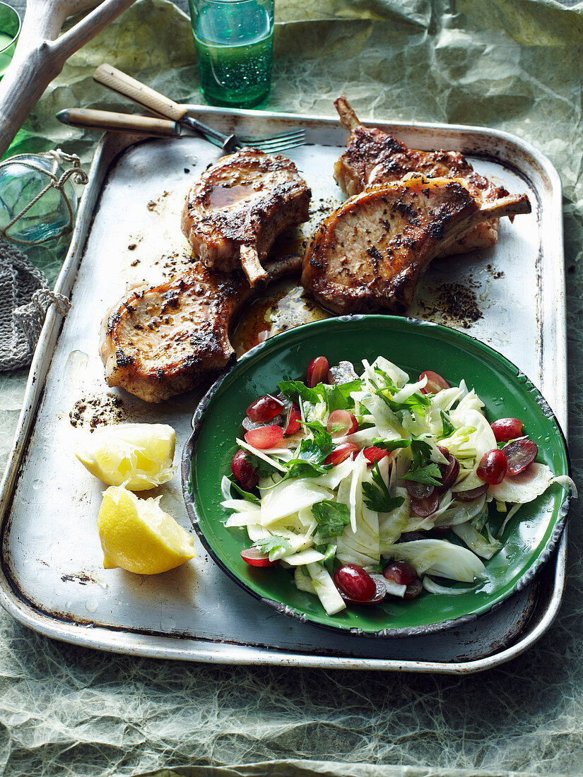 Fenchel-Trauben-Salat zu Schweinekoteletts (Italien)