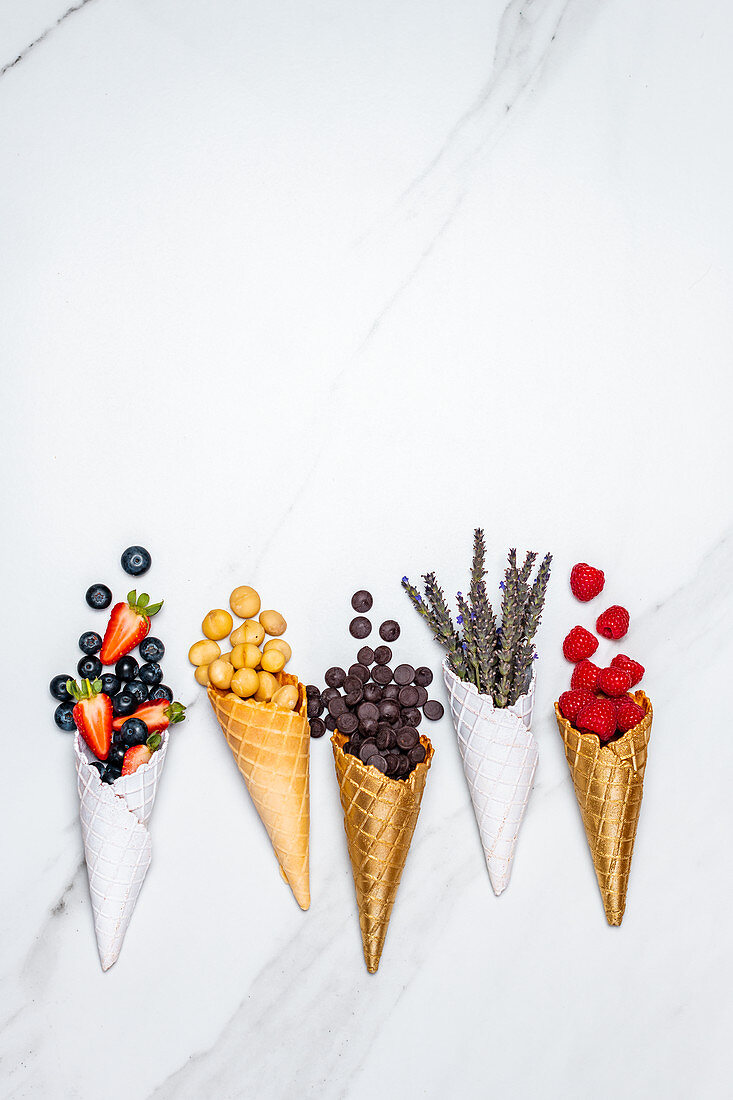 Eiswaffeln mit Beeren, Lavendel, Chocolatechips und Nüssen