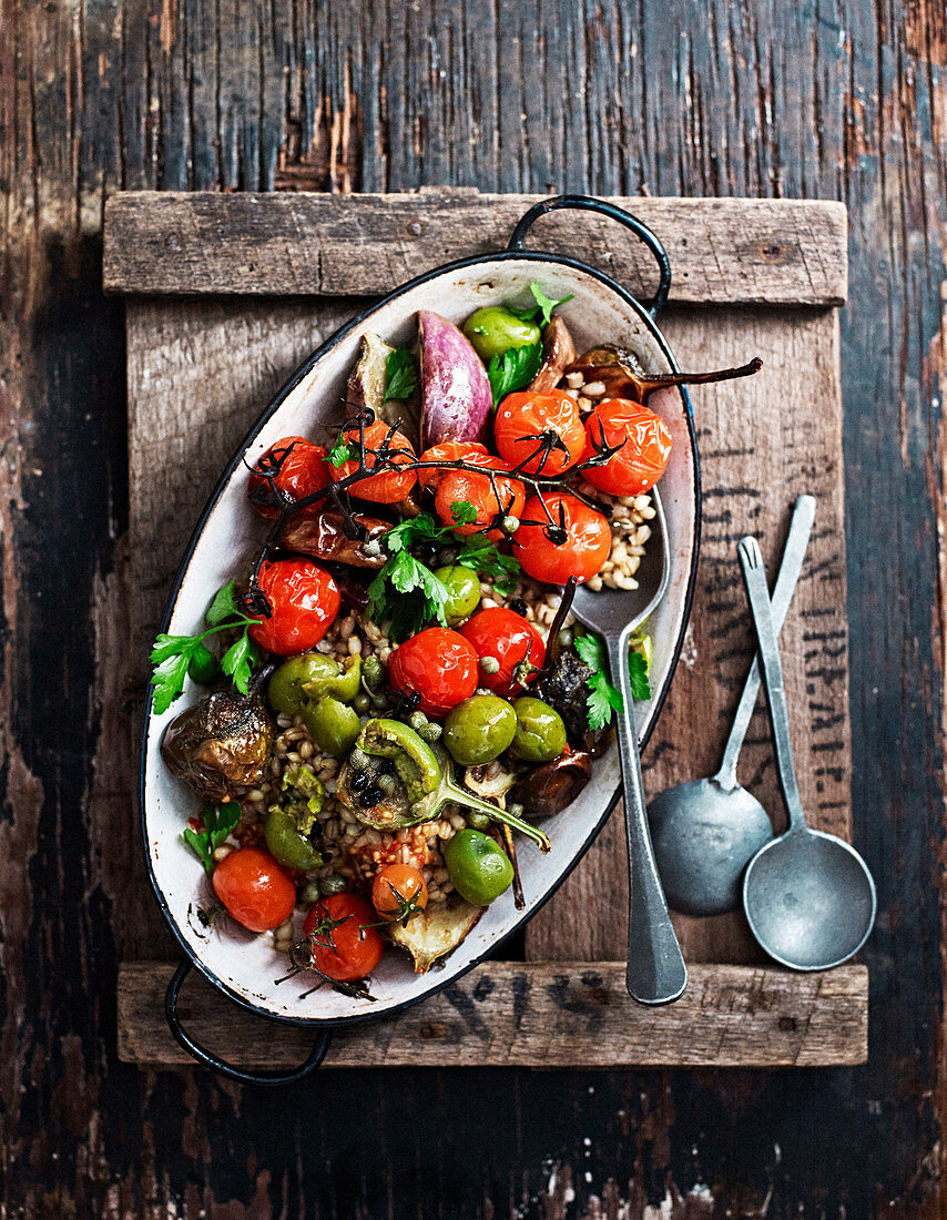 Gerstensalat mit gebratenen Tomaten und Auberginen