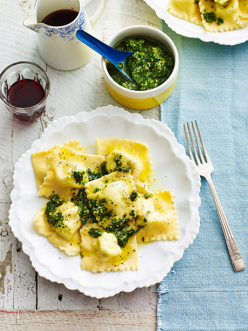 Kräuter-Ricotta-Ravioli mit Walnuss-Pesto-Sauce