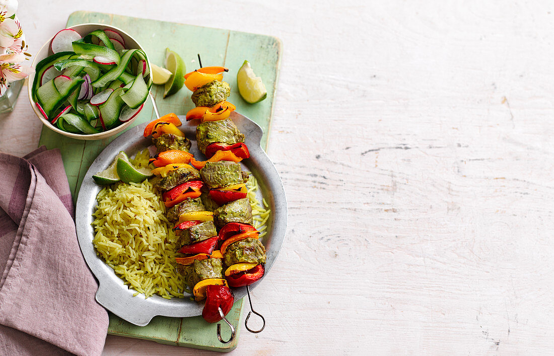 Indische Fleischspiesse mit Paprika auf Reis