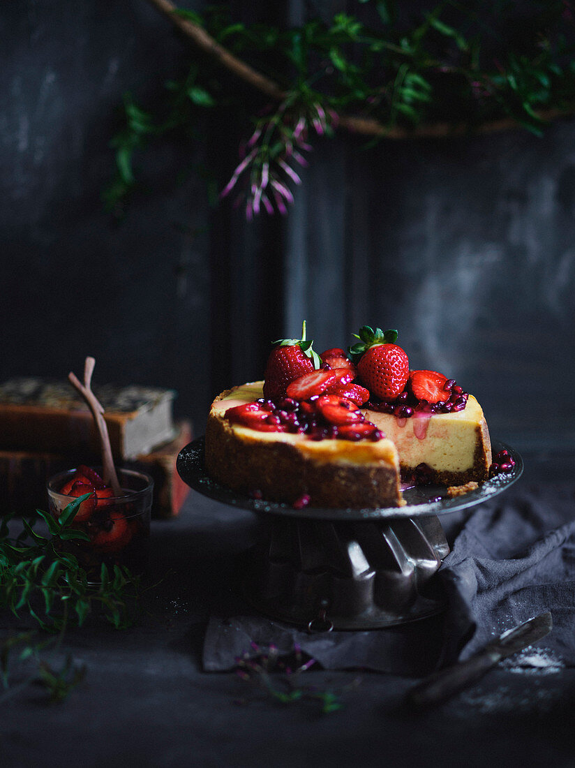 Labneh-Zitronen-Käsekuchen mit rotem Obstsalat