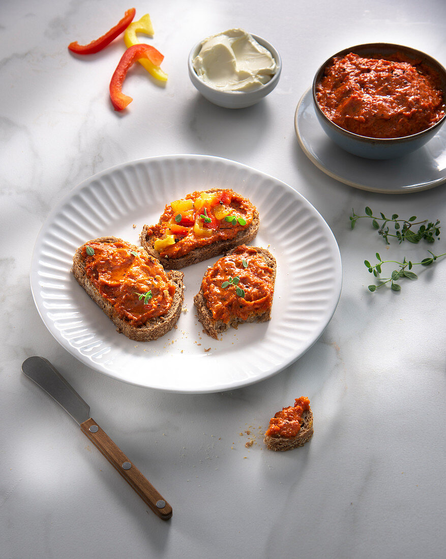 Tartines with pepper and mascarpone spread