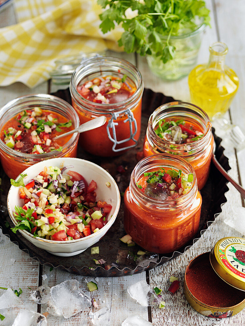 Gazpacho mit Petersilie, Olivenöl, Tomaten, Zwiebeln, Gurken und roter Paprika
