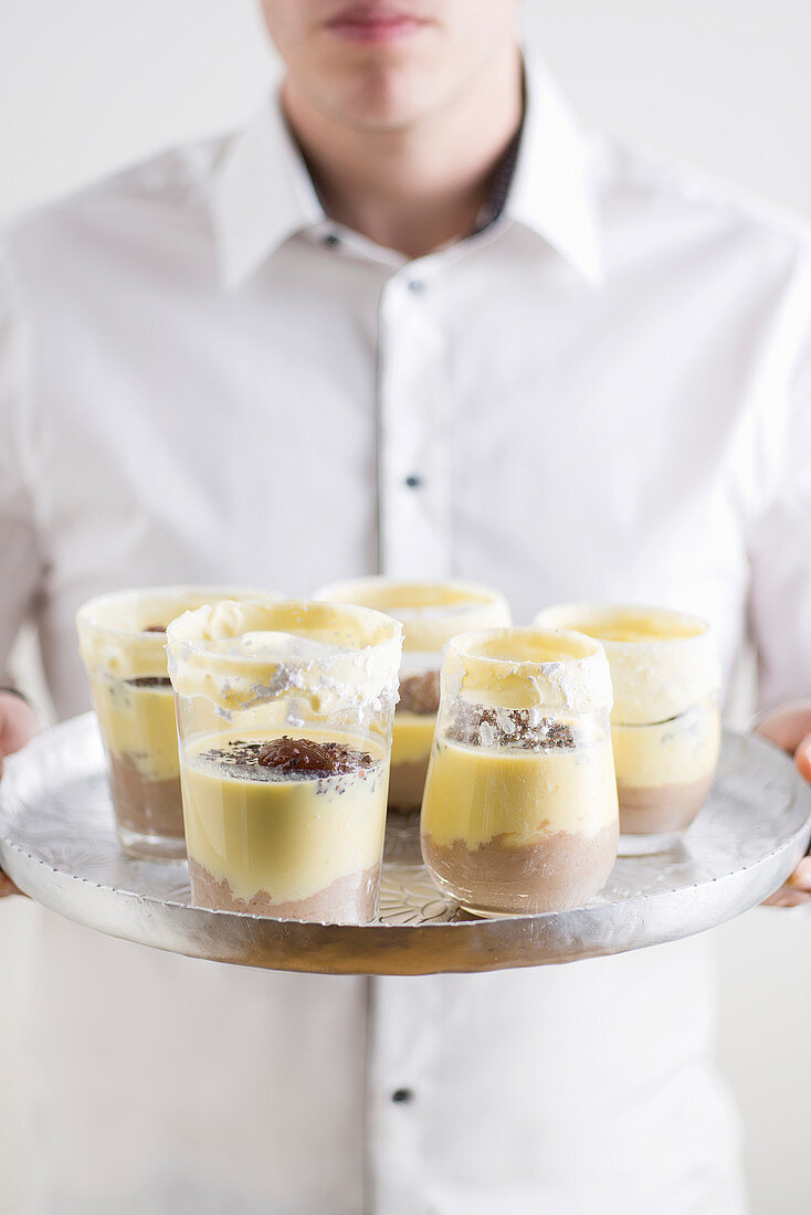 Maronencreme mit weisser Schokoladencreme, Marron glace und Kakaonibs