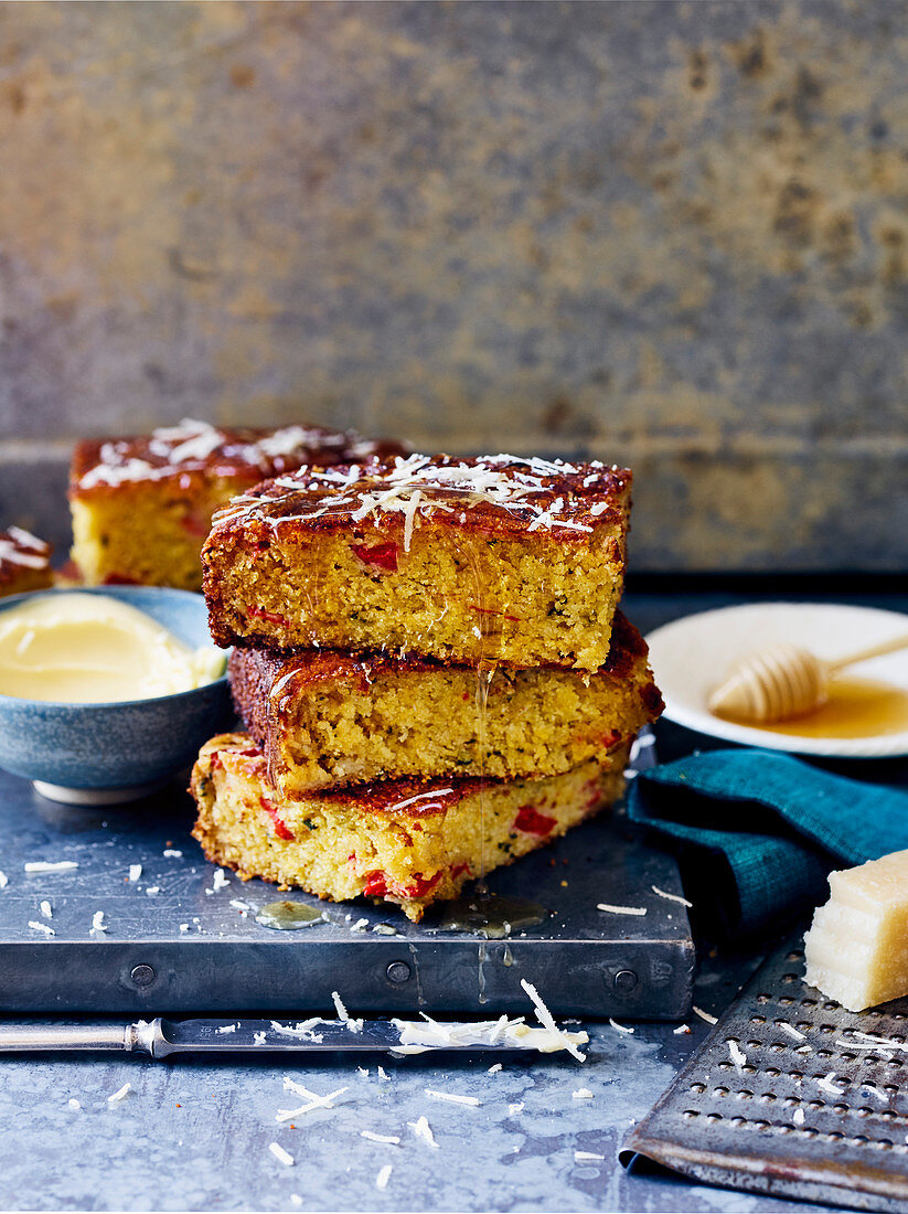 Maisbrot mit Salbei, Honig und gebratenem Paprika