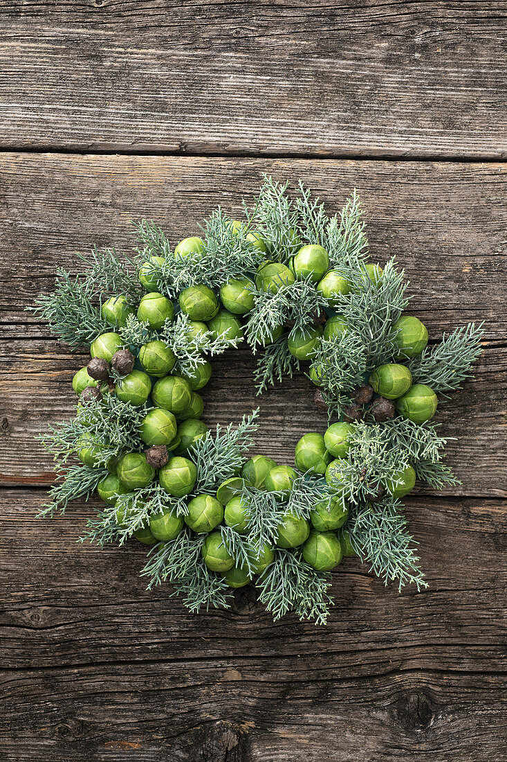 Winterlicher Kranz mit Rosenkohl und Zypressenzweigen