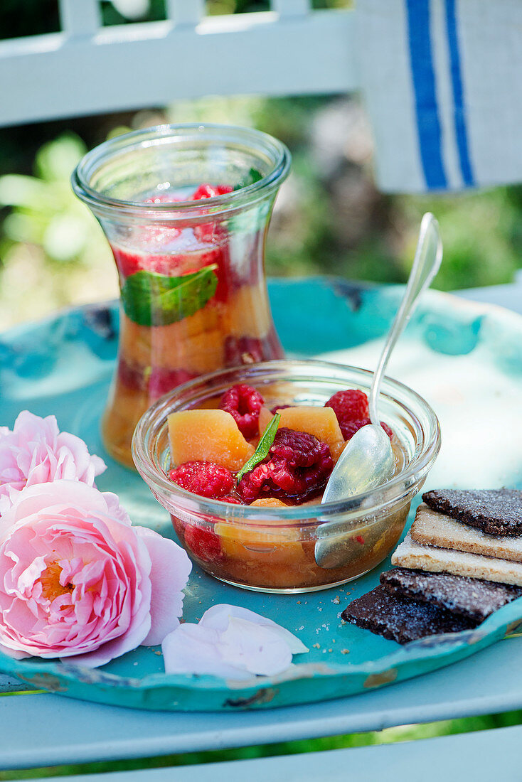 Melone und Himbeeren in Rosenschnaps