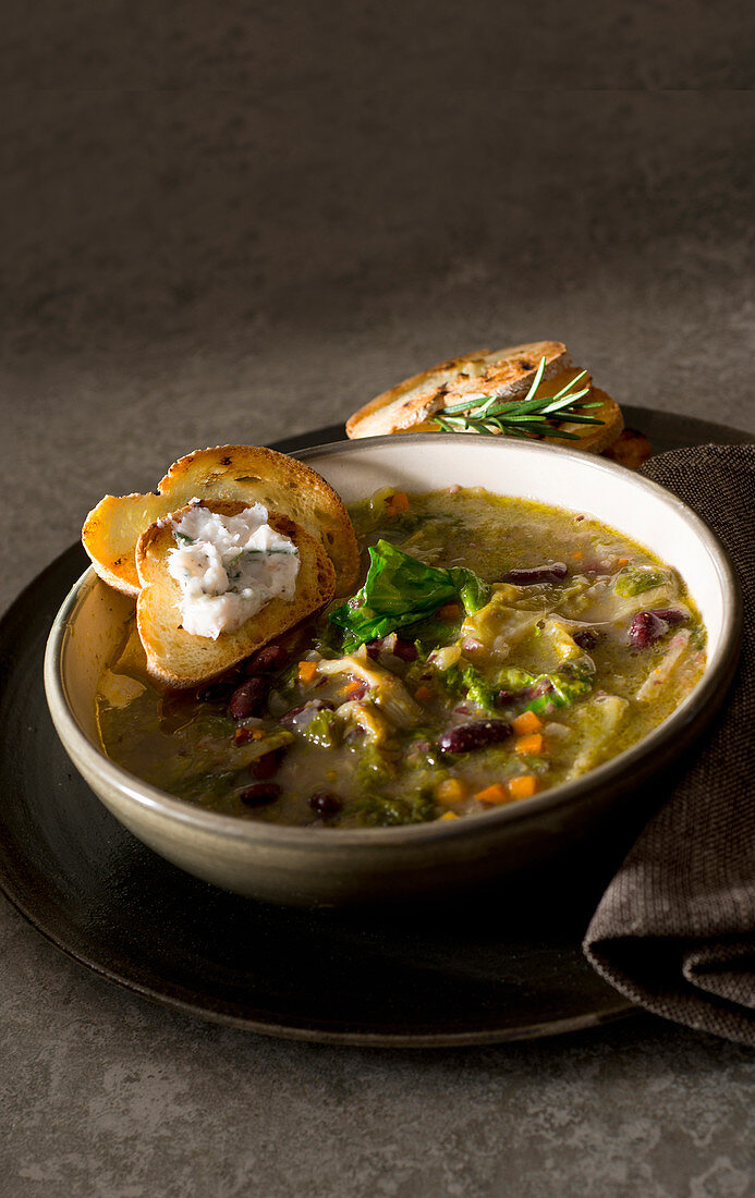 Bohnen-Endivien-Suppe mit Kräuter-Schmalz
