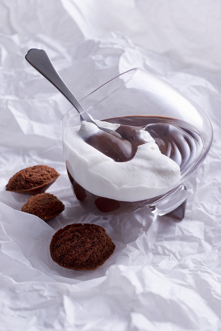 Heisse Kardamom-Schokolade mit Sahne und kleinen Schoko-Madeleines