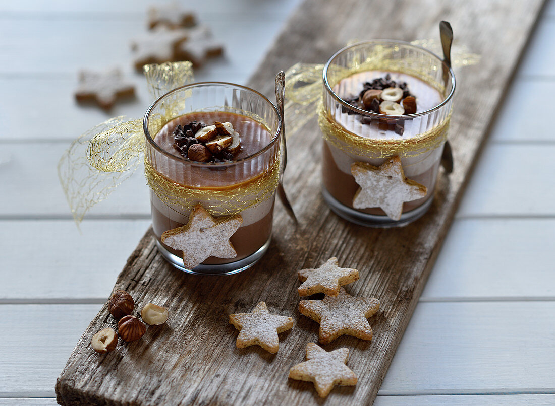 Wehnachtliches Cheesecake-Dessert mit Schokolade, Haselnuss und Karamell (vegan)