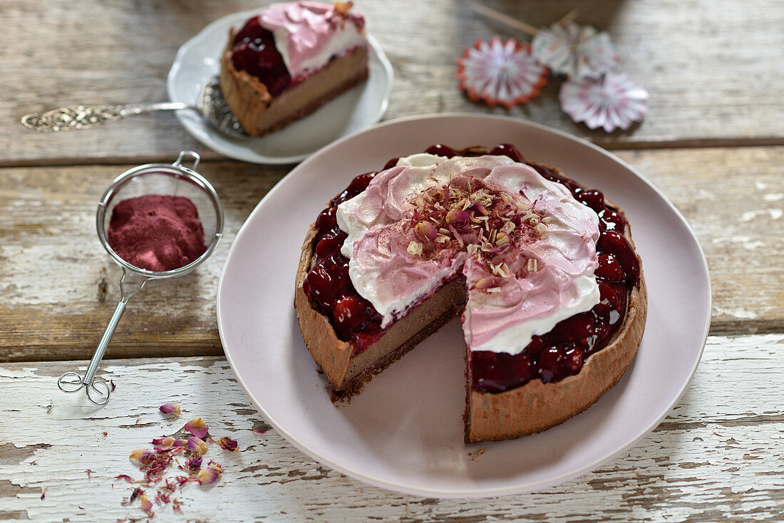 Veganer Nougat-Cheesecake mit Himbeeren und Sahne