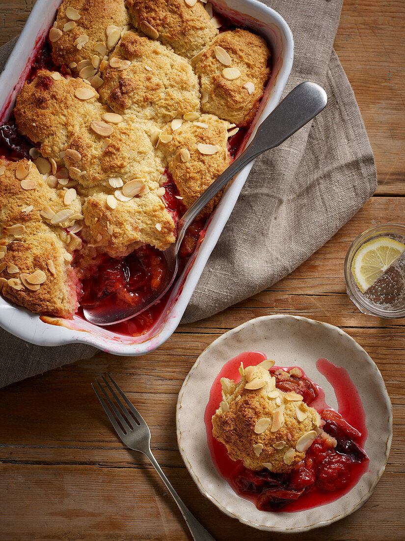 Damson Cobbler mit Mandelblättchen