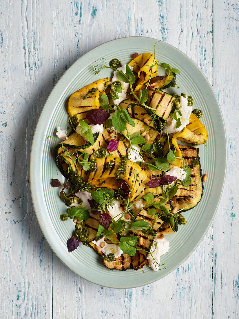 Salat mit gegrillter Zucchini und Mozzarella