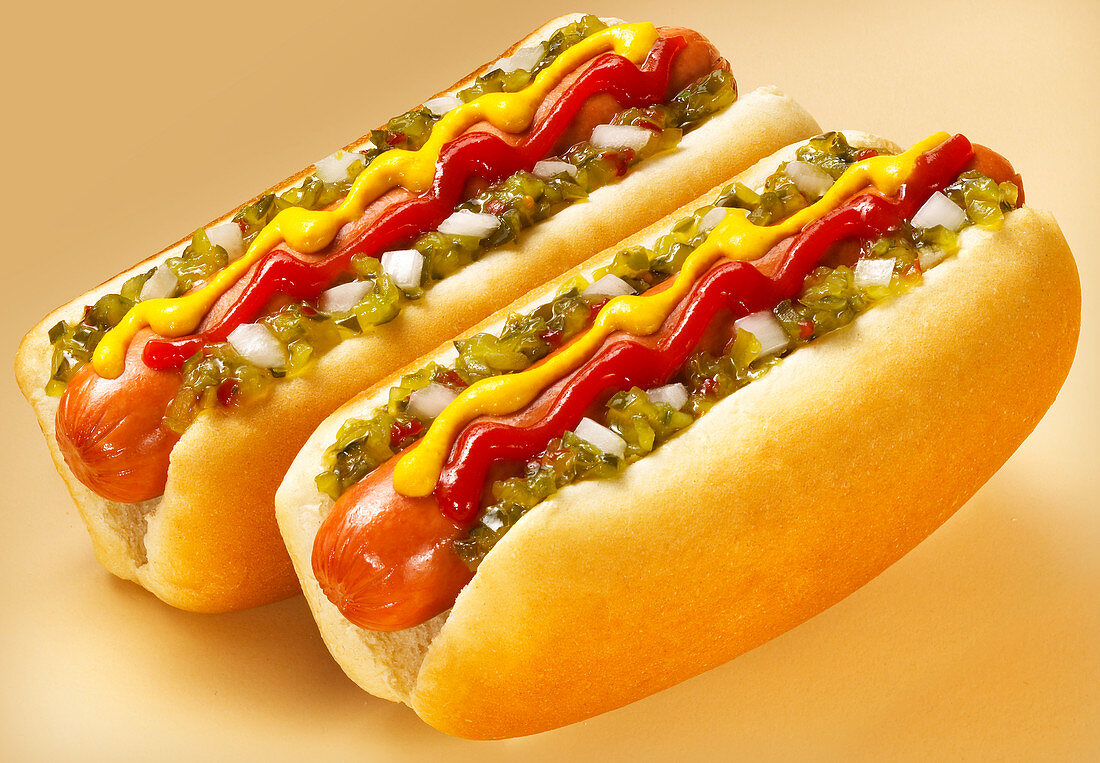 Zwei Hot Dogs mit Relish, Zwiebeln, Ketchup und Senf