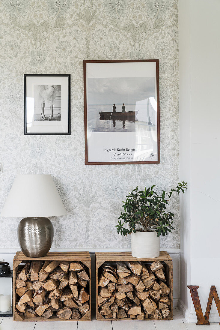 Brennholz in zwei Holzkisten als Sideboard im Wohnzimmer