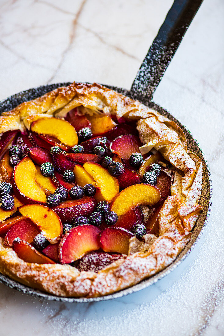 Filoteig-Galette mit Steinobst und Heidelbeeren