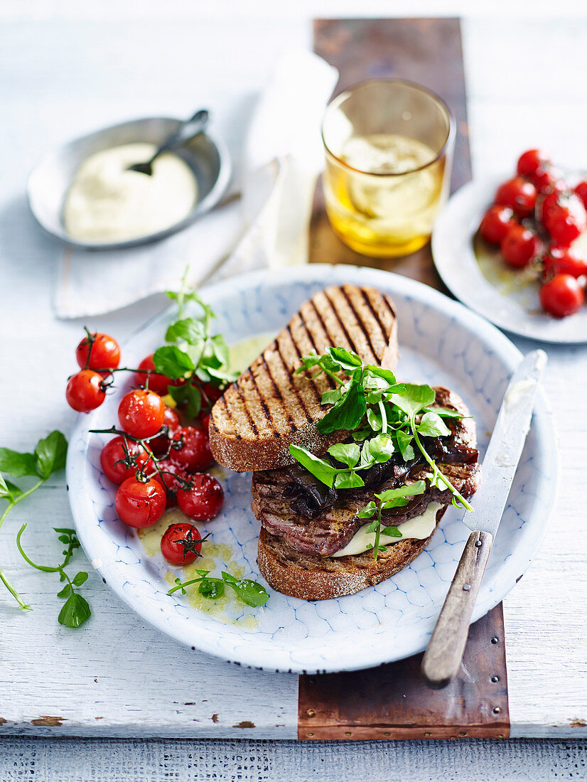 Sandwich mit Pfeffersteak und gegrillten Kirschtomaten