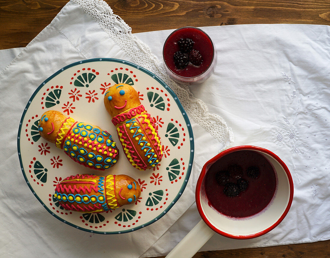 Guaguas de Pan y Colada Morada - Brotfiguren und Beerendrink zum Tag der Toten (Ecuador)