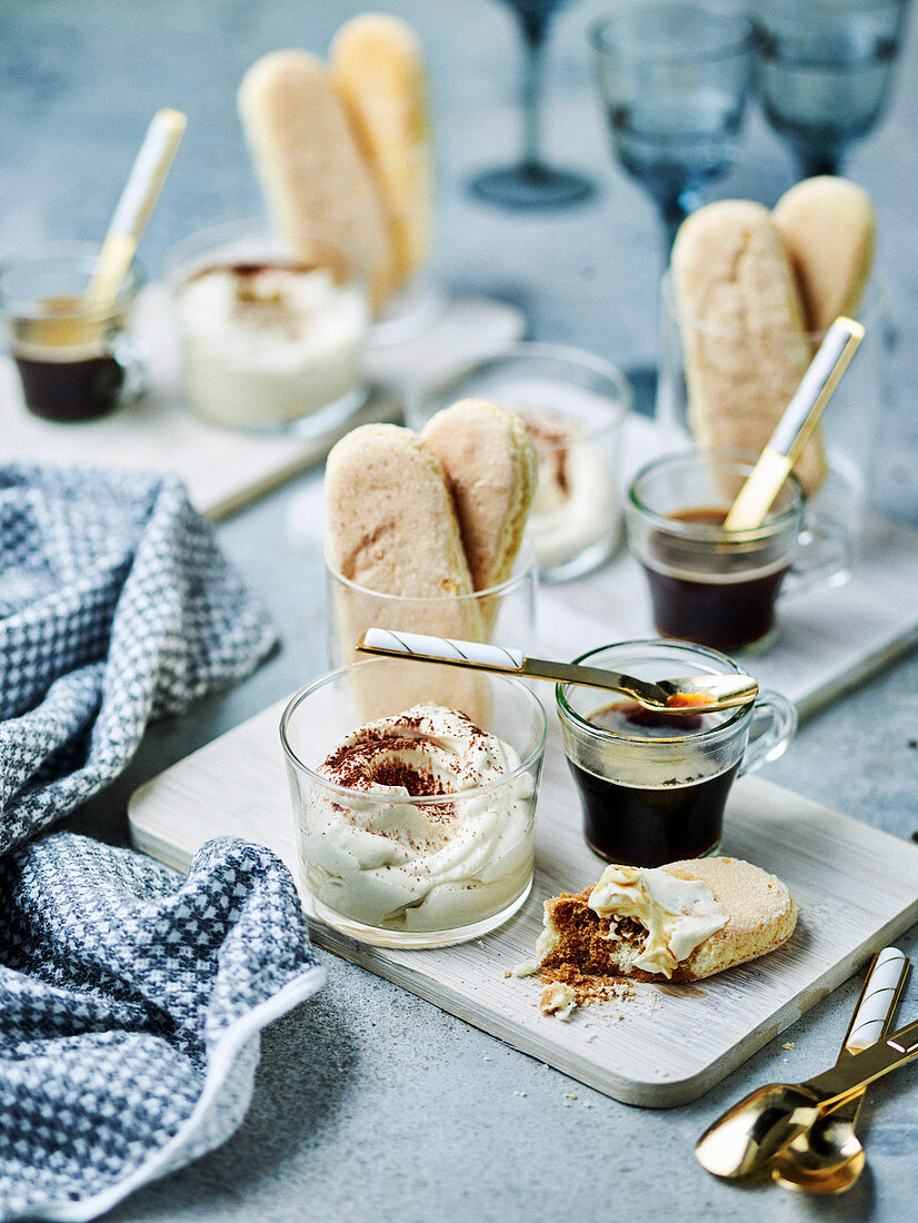 Tiramisu Cups: Löffelbiskuits, Kaffee und Mascarponecreme zum Dippen