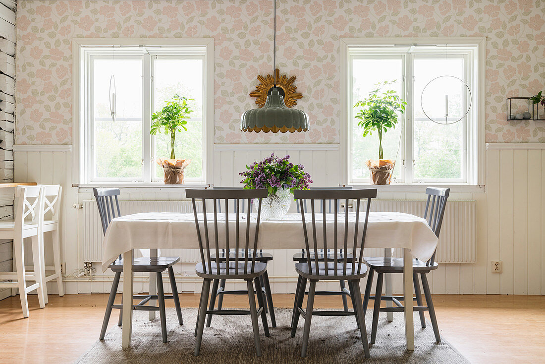 Graue Sprossenstühle am Tisch im Esszimmer im Landhausstil