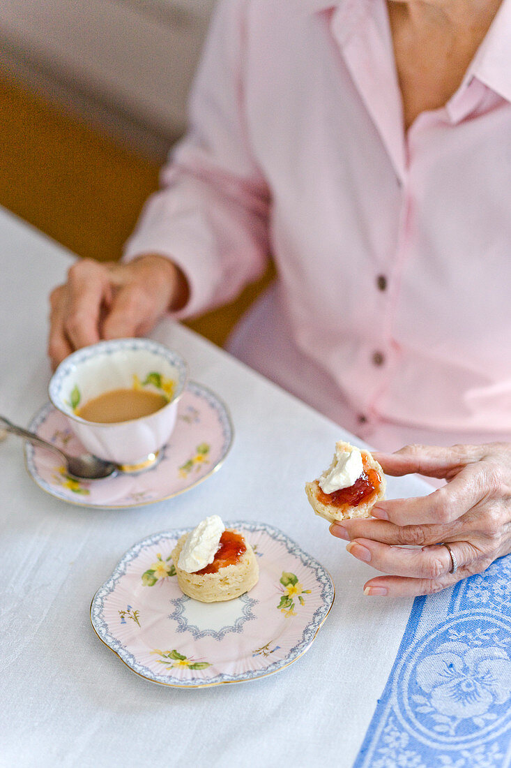 Scones mit Sahne und Erdbeermarmelade