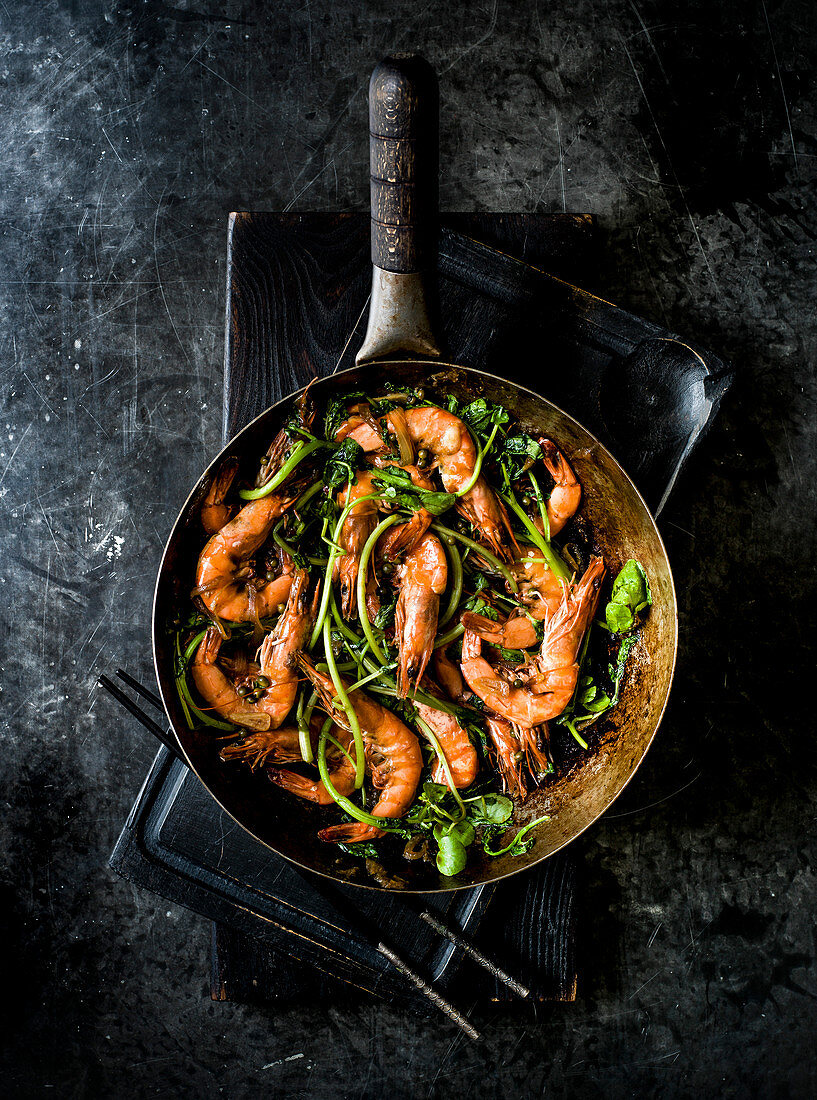 Prawns stir-fried with green peppecorns, ginger and soy