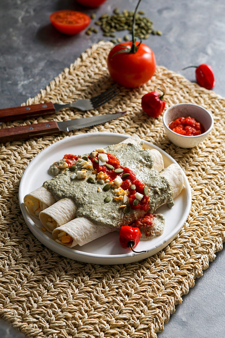 Papadzules - Maistortillas mit Eierfüllung und Kürbiskernsauce (Mexiko)