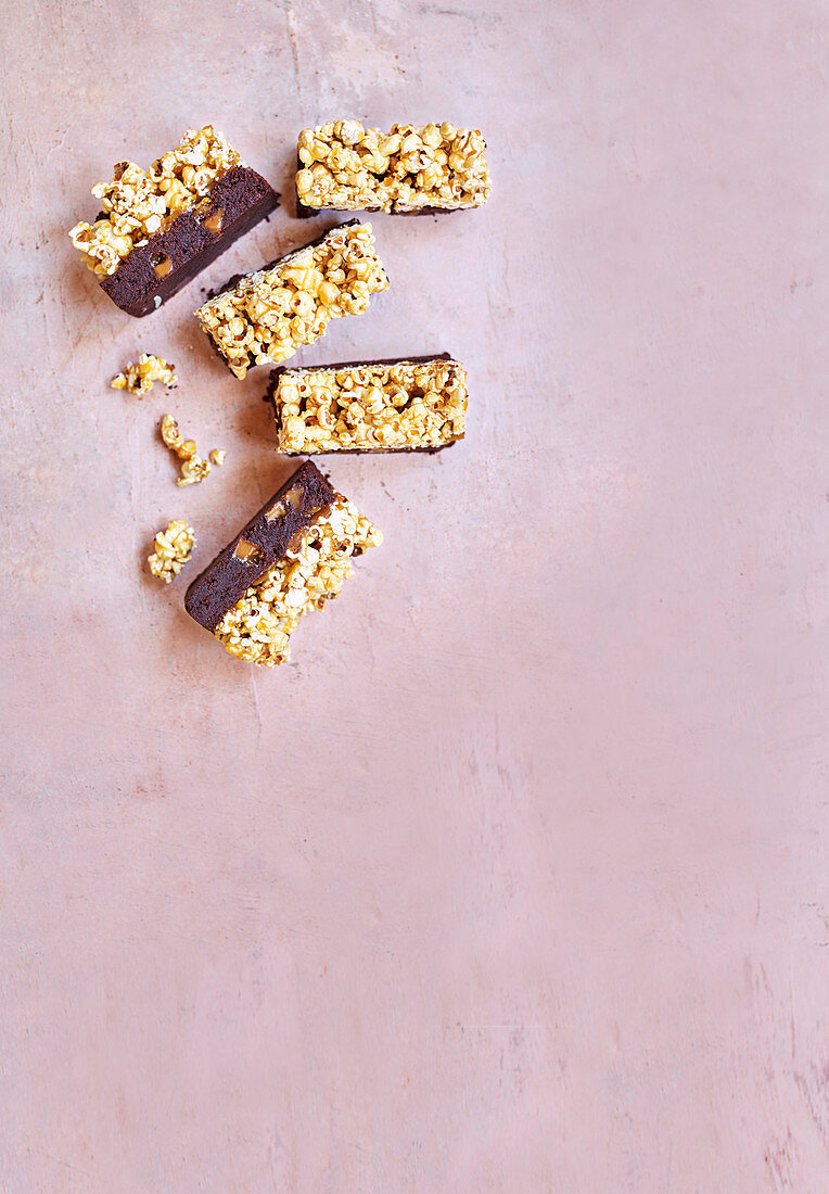 Brownies mit Salzkaramell-Popcorn